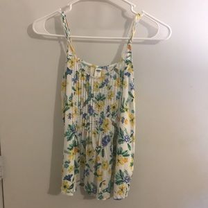 Women shirt size XS, has floral pattern on shirt